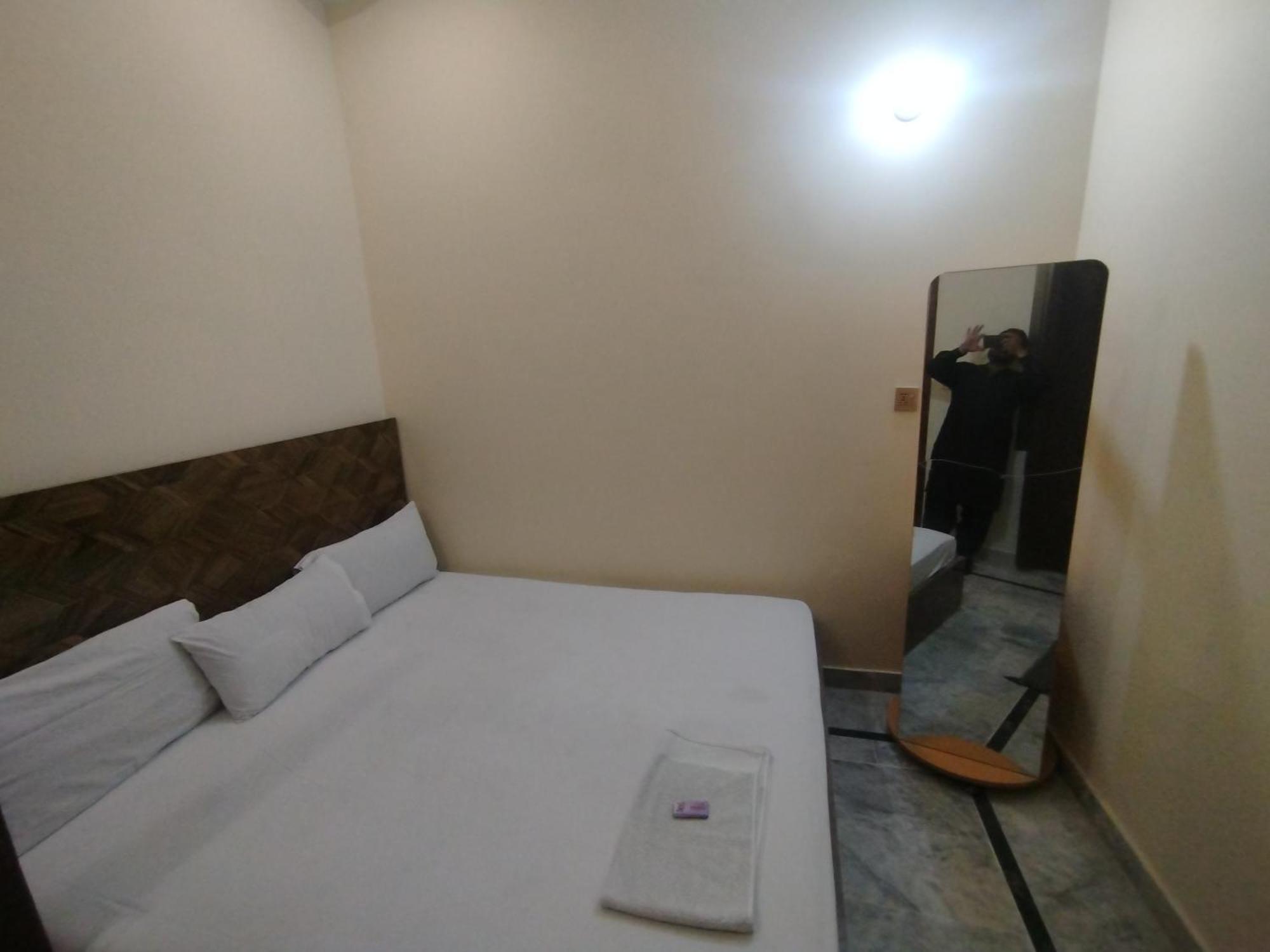 Hotel Crown Plaza, Near Karachi Airport, Darul Sehat Hospital, Dow, Agha Khan And Liaqat Hospital Eksteriør bilde